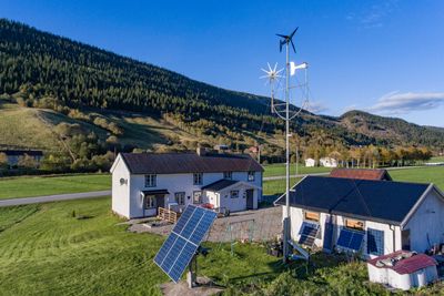 Blikkfang: Det er ikke så mange som har både solcellepanel og flere vindmøller i hagen sin langs fylkesveg 715 i Rissa.