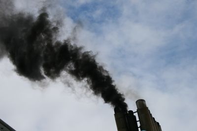 Eksos: Svart og fæl eksos fra skipsmotoren ved oppstart. Den inneholder svovel, sot og partikler i tillegg til nitrogenoksider (NOx) og CO2.