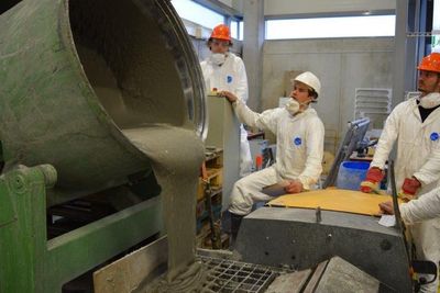 20 studenter ved byggingeniørlinjen ved Universitetet i Stavanger har den siste tiden jobbet med utvikling av superbetong.