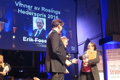 Altinn-direktør Cat Holten tok torsdag kveld i mot Rosingakademiets hederspris på vegne av Brønnøysundregistrenes tidligere direktør, Erik Fossum.