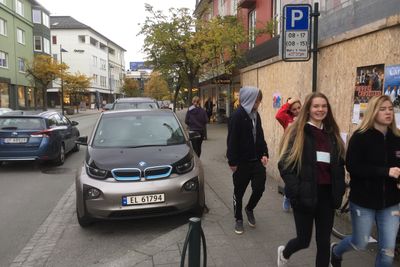 El-biler som parkerer gratis på offentlige, avgiftsbelagte korttidsplasser oppleves som et problem i mange kommuner, blant annet i Molde der dette bildet er tatt.  Nabobyen Ålesund har valgt å benytte muligheten som er gitt til å fjerne betalingsfritaket for denne kjøretøygruppen fra 1. januar.