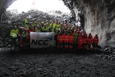 Gjennomslagssalven fra løp A i nordgående tunnel i Bjørnegårdtunnelen er avfyrt, og anleggsfolk og inviterte gjester var på plass på røysa.