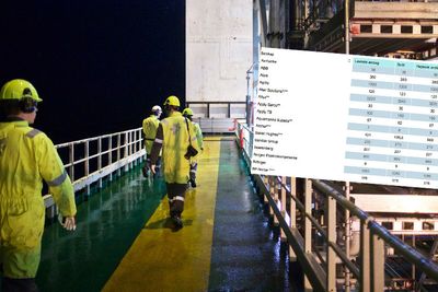 Her er oljearbeidere på jobb for Statoil. Siden januar 2014 har 40.000 blitt sagt opp i oljeselskaper og leverandørfirmaer i Norge.