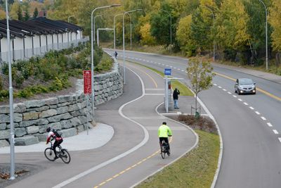 Nedenfor Tvetengarasjene var det tidligere en skråning ned mot Tvetenveien. Nå sørger en 700 meter lang støttemur for at det har blitt plass til sykkelveg med fortau.