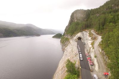 Selv om den gamle vegen lå vakkert til langs Sirdalsvannet, betyr den nye Bjørkåstunnelen langt sikrere ferdsel på fylkesveg 42.