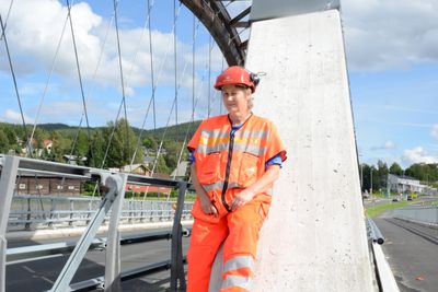 Byggeleder Hanne Saug Lie er fornøyd med valget av brutype. Den nye Steibrua har ingen pilarer  i Glomma og tosidig fortau. Brua som ble vraket til fordel for nettverksbrua hadde ensidig fortau og en pilar midt i elva.