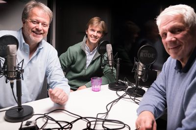 Erik Sauar (midten) er gjest hos Jan Moberg og Odd Richard Valmot i ukens podcast.