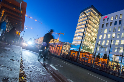 Sykkelfeltet som normalt går langs Dronning Eufemias gate i Oslo ender plutselig i møte med Bjørvika bussholdeplass - en av Oslo mest trafikkerte bussholdeplasser. Dette er en av løsningene som anbefales i Vegvesenets vegnormaler, og som Oslo kommune mener ikke fungerer godt. Kommunen har laget sitt eget forslag til løsning på dette problemet, som du kan se lenger ned i artikkelen.