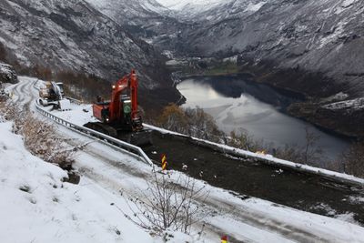 Frank Hole utbedrer og forsterker Ørnesvingene ved Geiranger.