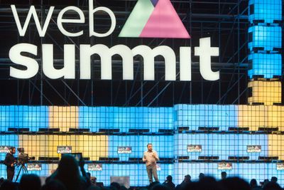 Sikkerhetssjef Alex Stamos i Facebook på scenen under Web Summit 2016 i Lisboa.