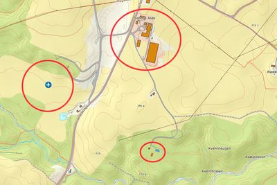 Den røde markeringen til venstre viser hvor skredet gikk, ifølge koordinater fra Sørum kommune. De to markeringene til høyre viser byggesaker i området, blant annet et kurs- og konferansehotell og en klatrepark.