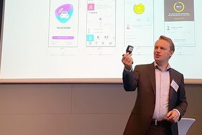 Jon Christian Hillestad i Telia Norge viser frem Telia Sense, en liten modul som gjør om en vanlig bil til en «smart» bil.