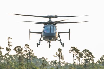 S-97 Raider i lufta over Sikorky Aircrafts testanlegg i West Palm Beach i Florida.