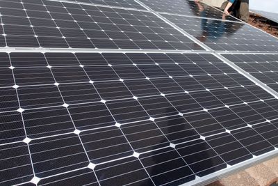 Solcelleselskapet Otovo har søkt om at 36 husstander med solceller i Akershus skal kunne få elsertifikatstøtte som ett kraftverk. På taket ser vi en av selskapets gründere Andreas Bentzen.