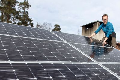 Stadig flere nordmenn skaffer seg solcellepaneler. Her et hus som nå installerer solcellepaneler. På bildet Andreas Bentzen fra Otovo som selger solcellepanel.