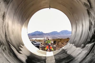 Dette røret er det første av mange som skal monteres og sammenkobles i Nevada-ørkenen de kommende månedene.