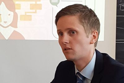 Statssekretær Reynir Jóhannesson i samferdselsdepartementet ønsker å se på hvordan operatører og de store eiendomsaktørene kan samarbeide om bedre innendørsdekning.