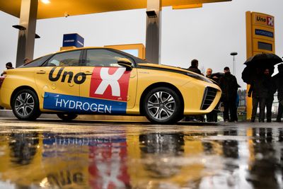 Uno-X fikk klørne i den første norskregistrerte Toyota Mirai. Så langt er de sju i Norge.