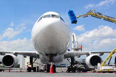 Flyplasstjenestene sørger for at flyet ditt kan ta av i tide, og innebærer alt fra at passasjerene får boardingkort til lasting av baggasje og flyvask. For å utføre alt dette effektivt, tar Aviator i bruk smarte IT-løsninger.