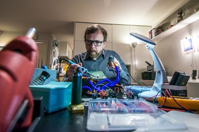 Eirik Solheim er mer en gjennomsnittlig interessert i elektronikk. Stua er hans arbeidsplass for kreativ utfoldelse med elektroniske komponenter.