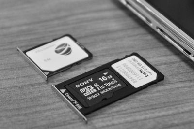 Du kan ha både to SIM-kort og ett minnekort i Honor 5X. Det er også positivt at det er én plass for Micro-SIM og og én for Nano-SIM, slik at man har større fleksibilitet.