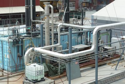 Aker Solutions har tidligere testet mulighetene for å fange CO2 fra sementproduksjonen hos Norcem i Brevik (bildet).