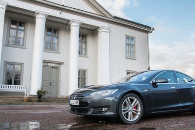 Neste mandag møter Tesla 10 skuffede eiere av Model S P85D i Oslo tingrett. De ti eierne krever hver 129.700 kroner i prisavslag, fordi de mener bilen har for lav effekt.