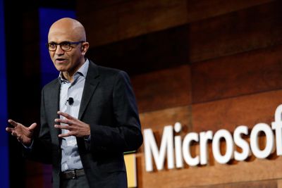 Microsofts toppsjef Satya Nadella. Bildet er tatt under Microsofts årlige aksjonærmøte, den 30. november 2016.