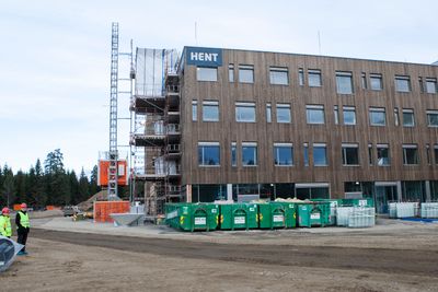 Det nye sykehusbygget på Jessheim har høye miljøambisjoner, men bygges uten solceller eller solfangere.