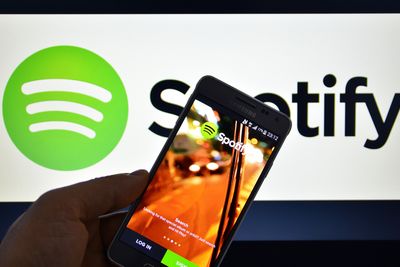 Kan strømmetjenester som Spotify tilbys kundene uten at datamengden som benyttes til tjenesten trekkes fra på datapakken i abonnementet? Det er ett av flere spørsmål som har voldt hodebry i tolkningen av EU-reglene for nettnøytralitet. 