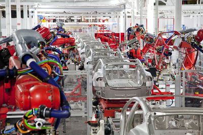 Dairmuid O’Connell snakker ofte om veien til masseproduksjon av elbiler for å oppnå en betydelig miljøeffekt. Her jobber  robotene på Teslas fabrikk i Fremont, California.