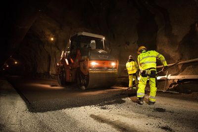 I en tunnel, med tak over hodet, kan asfalteringen gjennomføres vinterstid, men frost og snø gjør fortsatt jobben krevende.