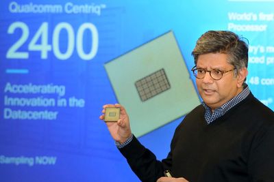 Sjef for Qualcomm Datacenter Technologies , Anand Chandrasekher, viser frem Qualcomm Centriq 2400.