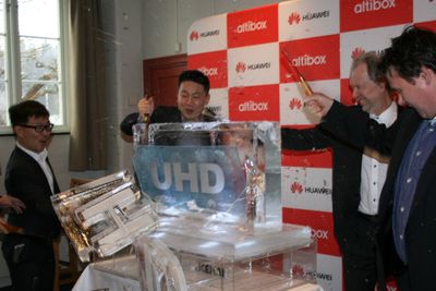 Topplederne i Altibox og Huawei Norge hakker løs på en isblokk som symboliserer overgangen fra HD til UHD. Fra venstre: Eric Zhang, leder for Huawei Norge, Yifeng He, salgsdirektør Huawei Norge, administrerende direktør Nils Arne Bakke i Altibox og produktdirektør Øyvind Lundbakk.