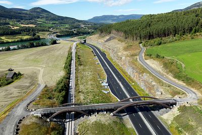 Oversiktsbilde fra Harpefoss og nordover. Nærmest Håmårstad trebru, så Harpe jernbanebru som krysser E6 og Harpe bru som krysser Lågen.