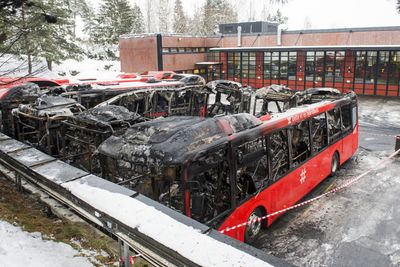 Fire hybridbusser ble totalskadet i brann på Furubakken natt til mandag.
Foto: Fredrik Varfjell / NTB scanpix