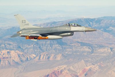 Et F-16 fra flybasen Edwards bærer et JSM-testmissil over skytefeltet i Utah