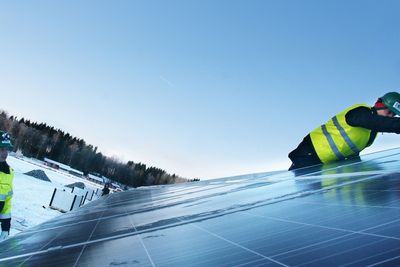 I Sverige kan privatpersoner få støtte til batterier for å lage egenprodusert strøm. På bildet ser vi installasjon av solceller i Arvika i Sverige.