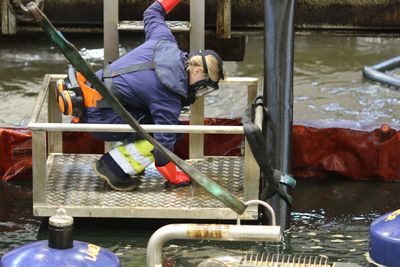 Gjennom tester i bassenget i Horten får Kystverket mer kunnskap om hvordan diesel og hybride oljetyper oppfører seg når de blir sluppet ut til sjøen og skal tas opp eller fjernes.