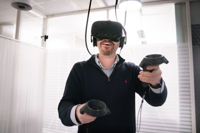 Satser på VR: Aleksander Langmyhr i Dimension 10.