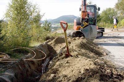 Telenor får konkurranse om dagens bredbåndskunder på kobbernettet. NTE vil trappe opp fiberutbyggingen for å ta over mellom 50.000 og 90.000 kobberkunder i Trøndelag. Her fra selskapets fiberutbygging på Kolvereid i Ytre Namdalen.