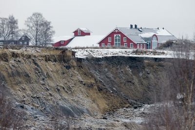 NVE ber Olje- og energidepartementet om mer penger til skredsikring. Bildet viser rasområdet i Sørum, hvor tre personer omkom i november.