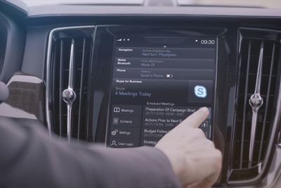 Med et trykk på skjermen kan du delta i Skype-møter direkte fra bilen.