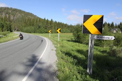 Motorsyklistene liker godt de mange svingene på E134 mellom Morgedal - Mostoyl, mens andre nok gleder seg over at utbedringen av nok en parsell nå settes i gang.