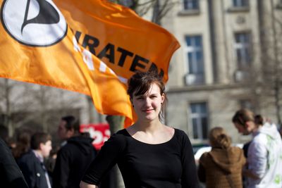 Piratpartiets sentralstyret og deres egen partileder Tale Haukbjørk Østrådal høster krass kritikk fra sentralt hold i det politiske partiet.