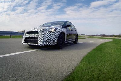 SE BRA PÅ MEG: Ford Focus RS med sebrafront testes på sommerføre.