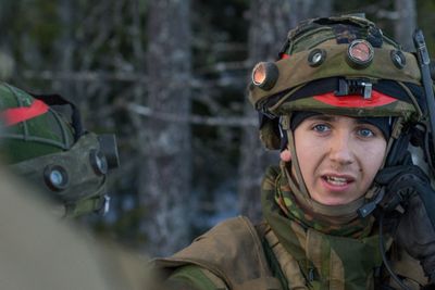 Forsvaret har selvsagt store kommunikasjonsbehov. Kennet Nomeland i Forsvarsmateriell ønsker å løse dette blant annet via bruk av kommersielle nettverk. Her en gardist under øvelsen Viking Ymer.