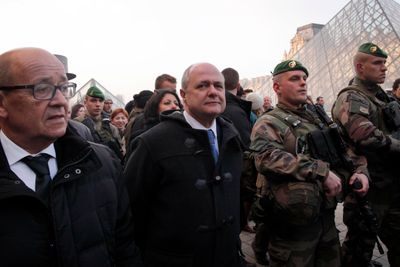 Arkivfoto. Den franske innenriksministeren Bruno Le Roux (i midten) og forsvarsminister Jean-Yves Le Drian (til venstre).