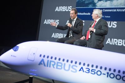 Fabrice Brégier (t.v) og John Leahy la fram Airbus' fjorårstall onsdag.