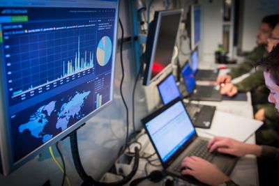 Studenter ved Forsvarets ingeniørhøgskole bekjemper kyberangrep og analyserer aktivitet på nettverket under øvelsen Cold Matrix 2014. Illustrasjonsfoto.